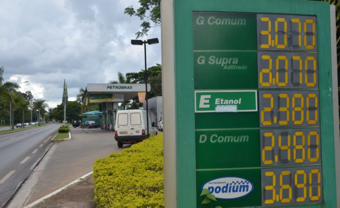 De acordo com a Abicom (Associação Brasileira dos Importadores de Combustíveis), o preço da gasolina no mercado interno está defasado em média em 8% e