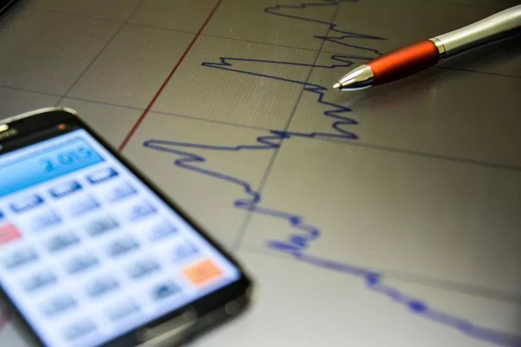 De acordo com as novas projeções do Fundo Monetário Internacional (FMI), a economia brasileira crescerá 3,6% neste ano e 2,6% no próximo. Apesar