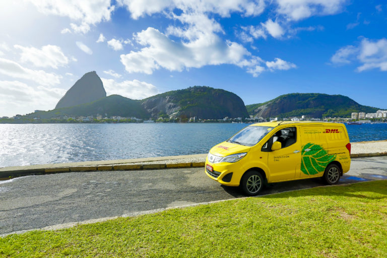 DHL faz entregas no Brasil com um veículo elétrico