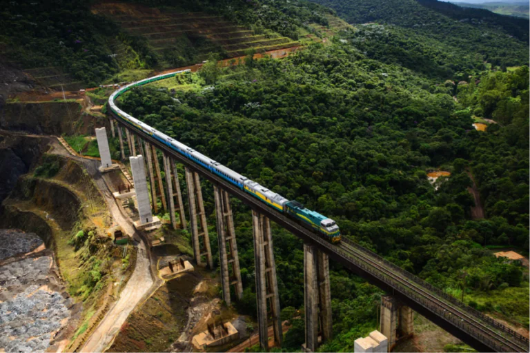 O frete de produtos agrícolas por ferrovias no primeiro quadrimestre de 2022 bateu o recorde dos últimos doze anos. Ao todo, foram