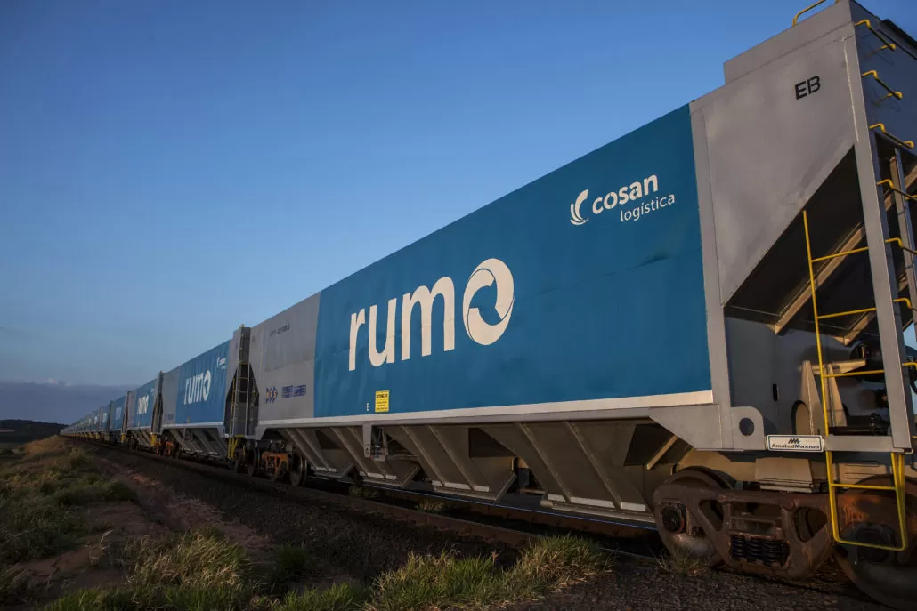 A Rumo e a HB Brasil, da Hidrovias do Brasil, assinaram um memorando para soluções em transporte de fertilizantes. A operação estabelece um volume