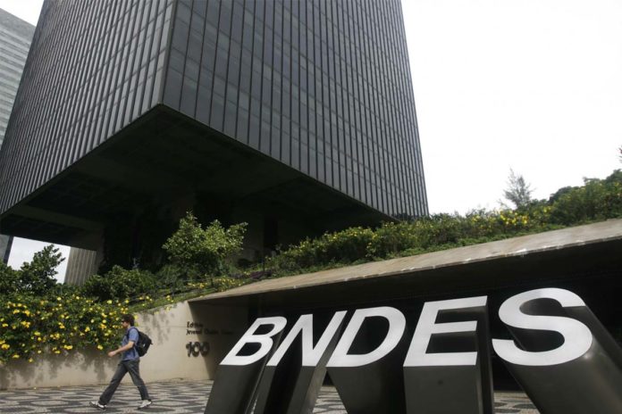 De acordo com o Banco Nacional de Desenvolvimento Econômico e Social (BNDES), de 10 a 20% das ações da Petrobras serão destinadas à pessoas físicas.