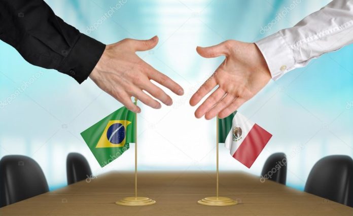 O Brasil e o México assinaram acordo para o livre comércio de caminhões e ônibus e suas autopeças. De acordo com entendimento