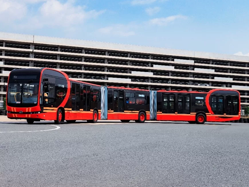 A chinesa BYD lançou, em sua sede em Shenzhen, um ônibus elétrico de 27 metros de comprimento.