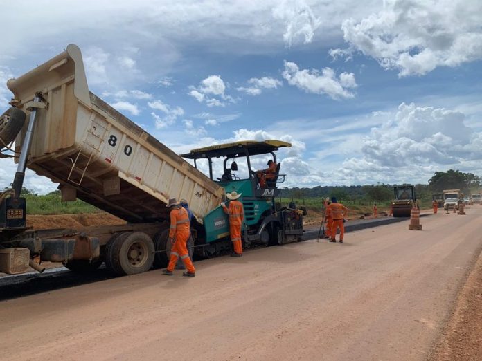 Após período de chuvas na região Norte, as obras de pavimentação na BR-163 foram retomadas pelo DNIT. A rodovia é uma das principais do páis.