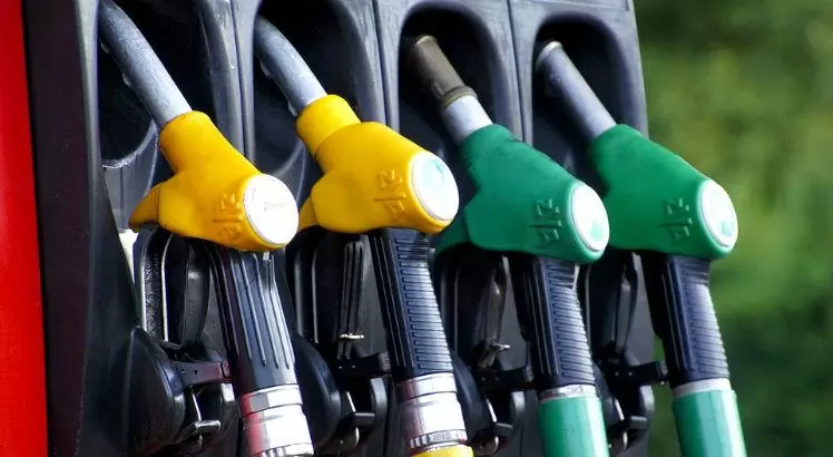 O preço do diesel e da gasolina voltaram a subir nesta quinta-feira, 04. Dessa forma, a Petrobras anunciou aumento de em 0,0525 real por litro do Diese