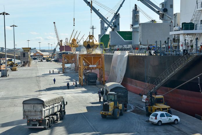 Pelo segundo mês consecutivo, as importações superam as exportações pelos portos do Paraná. Assim, em fevereiro, 1.946.654 toneladas de cargas entraram