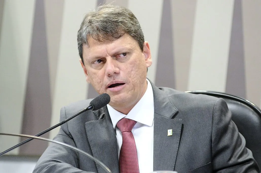 Após a repercussão dividida da nova resolução da tabela de frete, o ministro da infraestrutura, Tarcísio Freitas, afirmou que se reunirá com caminhoneiros