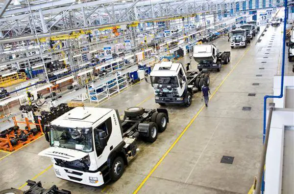 A produção industrial brasileira caiu 0,7% em agosto, na comparação com julho. Dessa forma, registrando a terceira retração mensal consecutiva, de acordo com os dados
