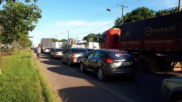 Manifestação de caminhoneiros, na manhã desta segunda-feira (10), provoca longo congestionamento na rodivia BR-316 em Marituba, região metropolitana de Belém