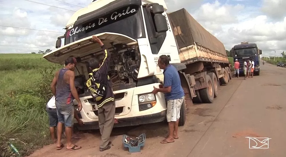 caminhao quebrado rodovia do MA