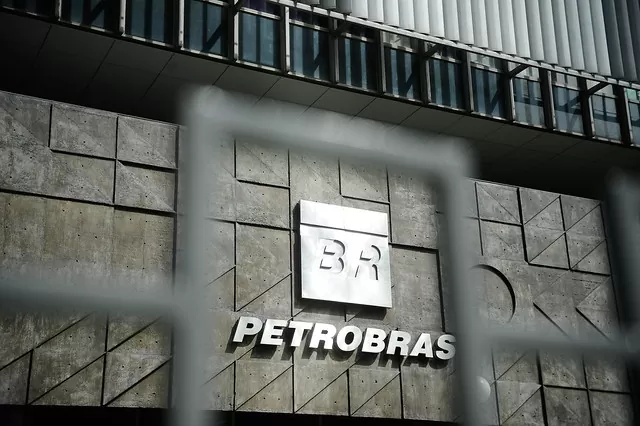 A Petrobras reportou um lucro líquido de 9,1 bilhões de reais no terceiro trimestre de 2019. Portanto, registrando um aumento