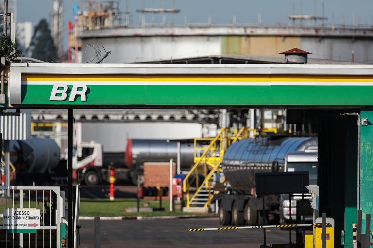 A Petrobras aumentou na última semana, o preço da gasolina em suas refinarias em 4%, enquanto o diesel teve elevação de 5%. Assim, de acordo