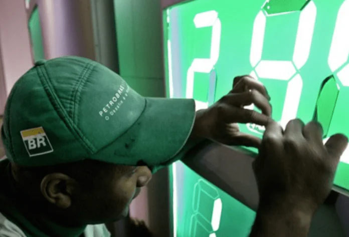 A Petrobras elevou os preços médios da gasolina em suas refinarias em 5% a partir desta quarta-feira (30). De acordo com nota da própria companhia