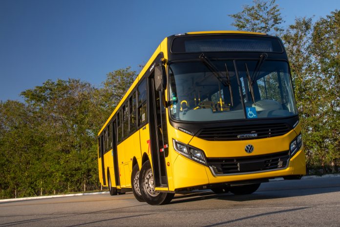 A Volkswagen lança ao mercado um novo chassi de ônibus que permite o encarroçamento com 15 metros. Dessa forma, a montadora acredita que os veículos