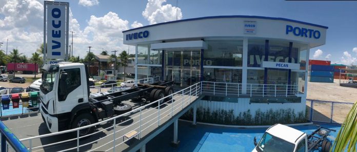 A Iveco acaba de inaugurar uma concessionária em Manaus, a Porto Caminhões. Dessa forma, a montadora amplia sua rede de concessionárias