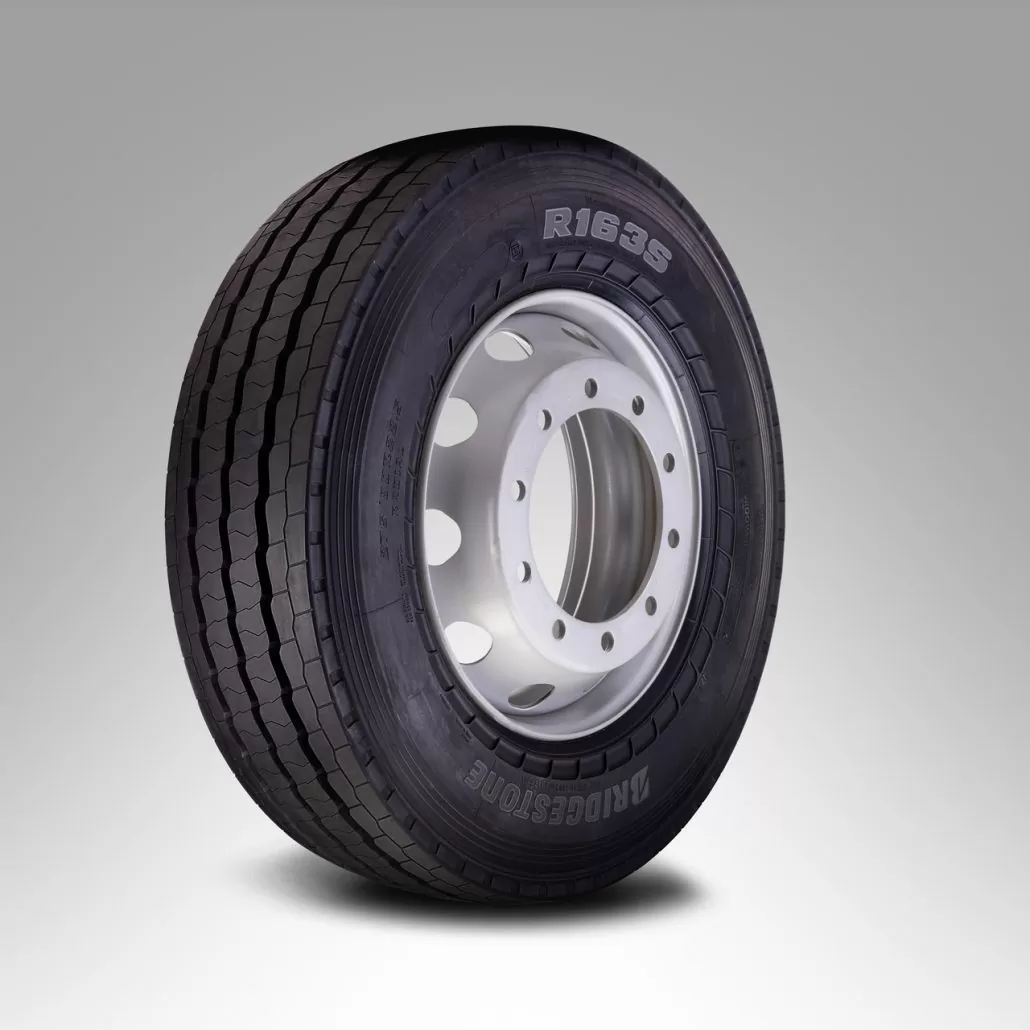 A Bridgestone acaba de ampliar a sua oferta de produtos voltados ao segmento urbano. Através da Bandag, a empresa lança ao mercado o pneu R163S.