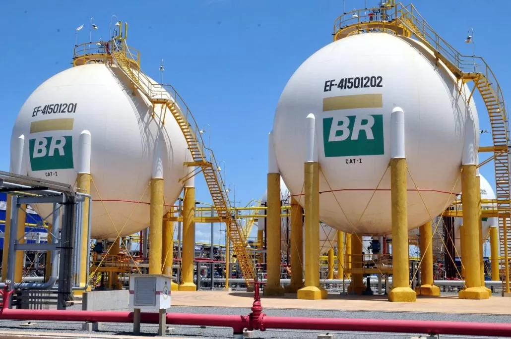 Petrobrás aumenta o preço do diesel e da gasolina nas refinarias. A mudança foi anunciada ontem (16) e passa a valer a partir de hoje.