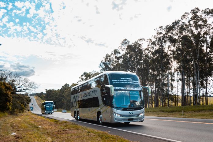 A Guerino Seiscento, empresa de transporte rodoviário de passageiros, investiu na compra de dois ônibus Volvo B4220R 6x2.