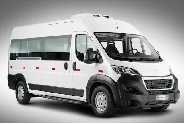 A Peugeot acaba de lançar no Brasil a versão minibus do furgão Boxer. O modelo estabelece um grande avanço para a marca no segmento de veículos utilitários