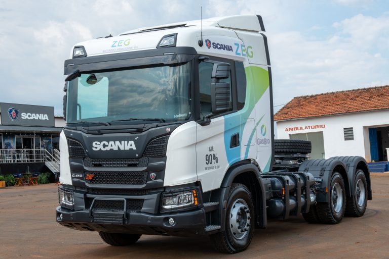 A Scania está trabalhando no aumento da potência dos motores de seus caminhões movidos a gás natural e biometano. Dessa forma, a marca