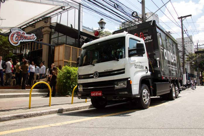 O e-Delivery será o primeiro caminhão elétrico desenvolvido e a entrar em produção, em 2020, no Brasil. O modelo tem 14 toneladas