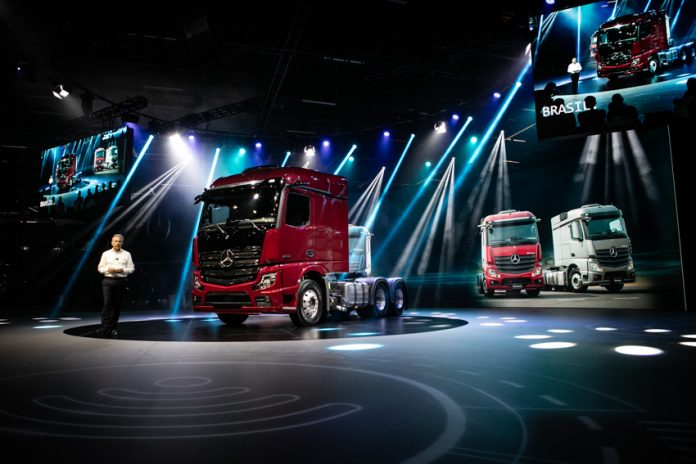 A Mercedes-Benz lançou oficialmente o novo Actros na Fenatran 2019. Para mostrar todo o potencial do novo caminhão, a montadora preparou um estande com 8 modelos