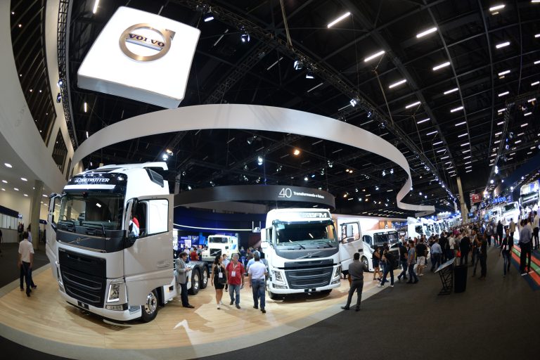 A Volvo estima terminar sua participação na Fenatran 2019 com mais de R$ 1 bilhão em negócios. Os resultados somam venda de caminhões,
