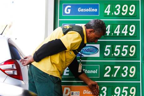 O preço médio da gasolina comum no Brasil subiu 0,68% em novembro na comparação com o mês anterior, de acordo com levantamento feito pela ValeCard,