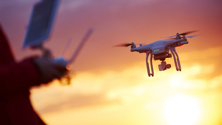 A Anac, Agência Nacional de Aviação, autorizou o início de testes para a entrega de produtos via drones, incluindo os serviços de delivery.