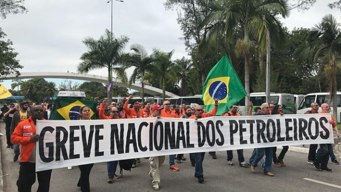 De acordo com a Federação Única dos Petroleiros (FUP), trabalhadores da Petrobras aprovaram em assembleias um indicativo de greve por tempo