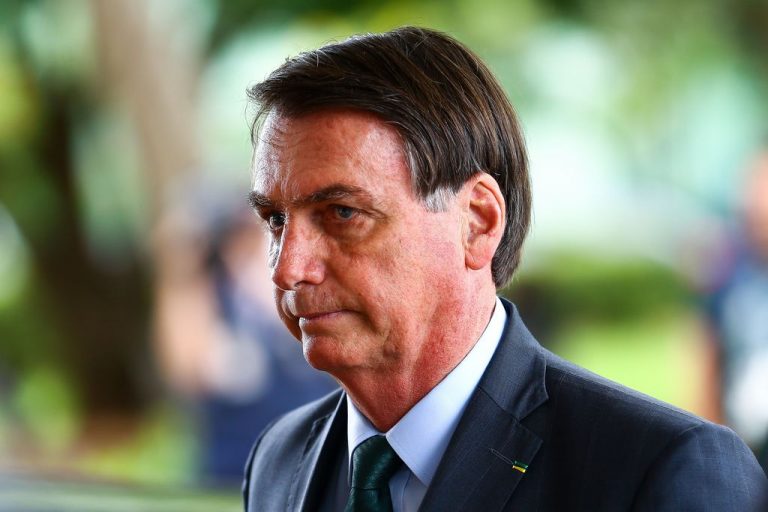 O presidente Jair Bolsonaro ontem, 18, a suspensão dos tributos federais que incidem sobre o óleo diesel. Dessa forma, o governo tenta aliviar o preço