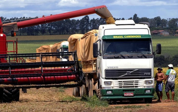 O escoamento da soja brasileira, que normalmente toma conta dos serviços de frete nos períodos de colheita, desta vez eleva os preços do transporte