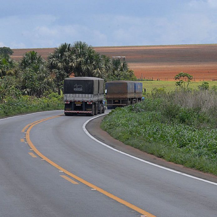 Governadores começaram a fazer ajustes em decretos locais numa tentativa de preservar o transporte de cargas pelo Brasil diante da crise novo coronavírus.
