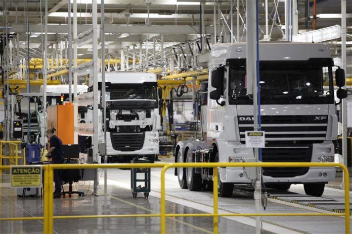 A produção de caminhões em julho cresceu 1,1%, com 14.639 unidades saindo das fábricas brasileiras. No entanto, apesar do percentual baixo de evolução,