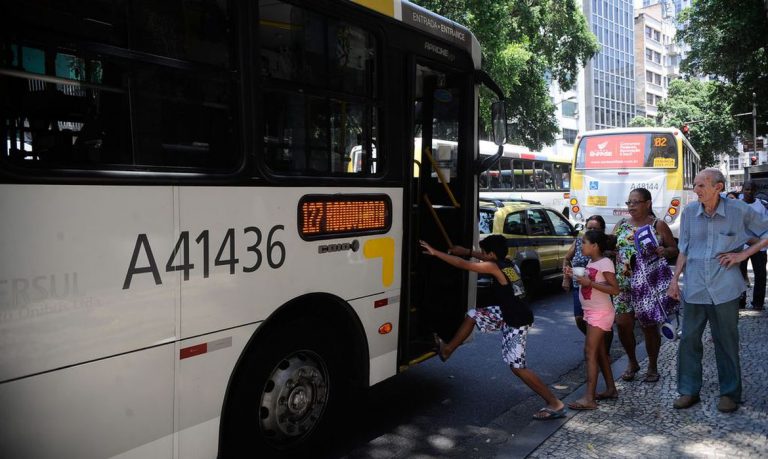 Segundo operadores privados, o sistema de transporte público do país pode estar à beira de um colapso. A queda brusca no número de passageiros durante o
