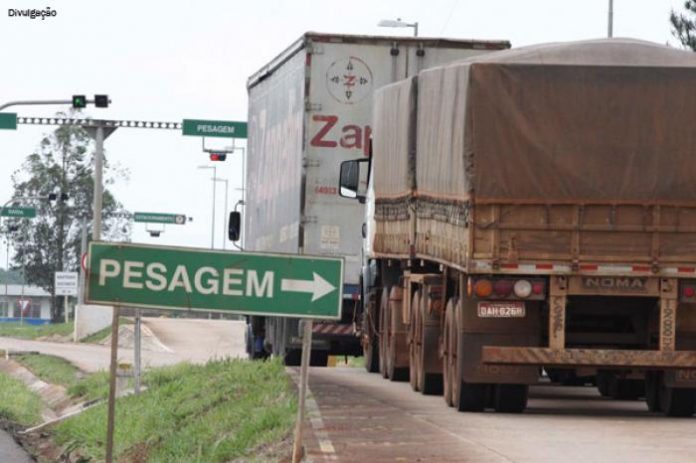 O presidente Jair Bolsonaro (sem partido) sancionou hoje (22) a lei que altera a tolerância a tolerância do excesso de peso por eixo de caminhões e ônibus.