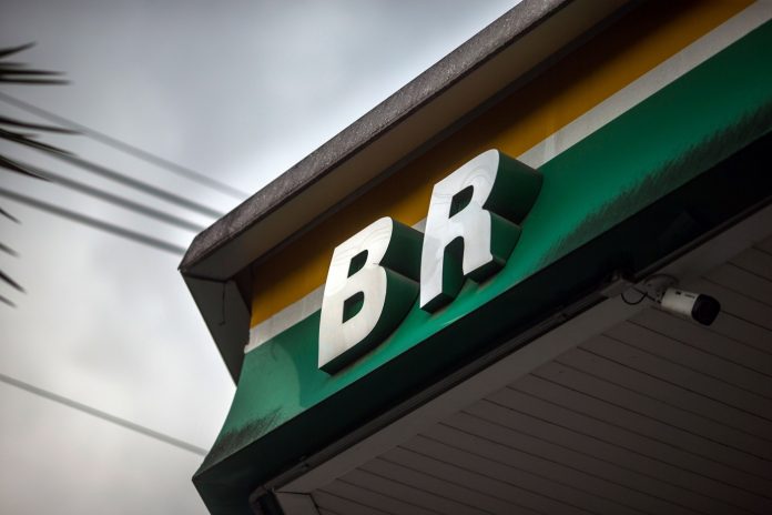 A Petrobrás deu início ao processo de venda das últimas ações da BR Distribuidora. A estatal possui 37,5% no capital social da distribuidora.