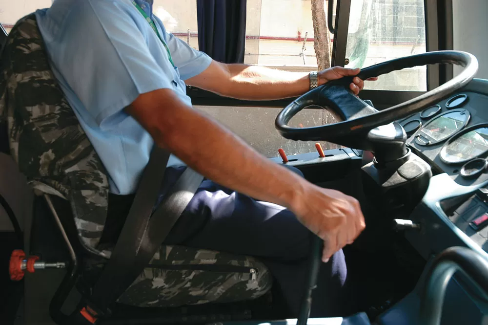 Justiça define direção de ônibus como atividade de periculosidade, homem dirigindo ônibus.Justiça define direção de ônibus como atividade de periculosidade, homem dirigindo ônibus.
