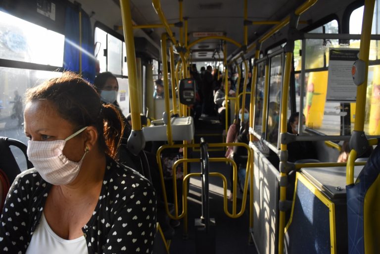 O uso de máscara será obrigatório no transporte público de São Paulo. De acordo com anuncio do prefeito Bruno Covas, e do Governador João Dória