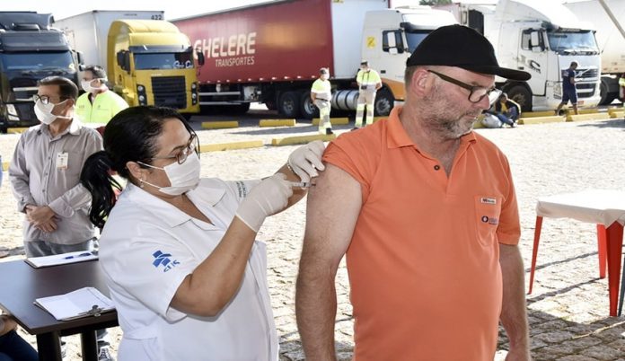 De acordo com o Plano Nacional de Operacionalização da Vacinação contra a Covid-19, os trabalhadores do transporte coletivo de passageiros
