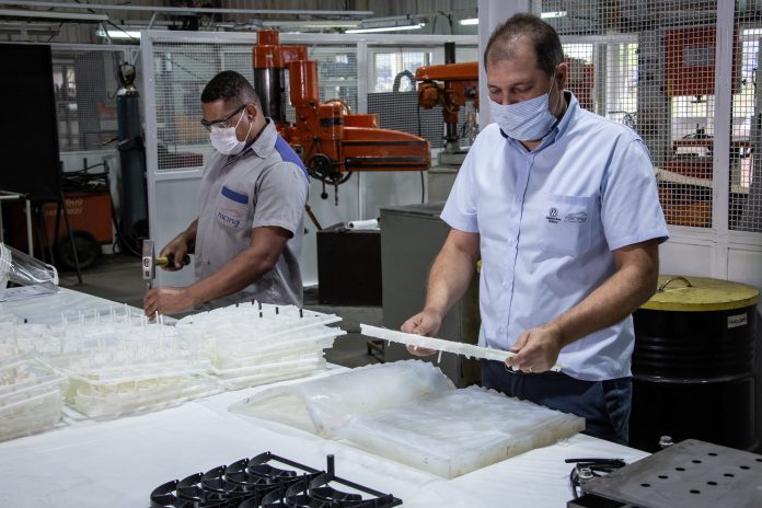 A Volkswagen Caminhões e Ônibus doará cerca de dois mil protetores faciais produzidos em sua fábrica localizada em Resende (RJ) para prefeituras da região.