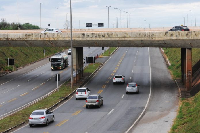De acordo com o levantamento do DER-DF (Departamentod e Estradas de Rodagem do Distrito Federal), o fluxo de veículos nas rodovias do estado caiu 45%