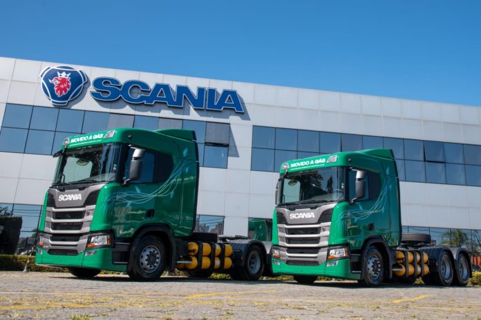 A Scania comemorou hoje (28) a entrega dos primeiros caminhões movidos a gás natural veicular (GNV) e/ou biometano do Brasil.