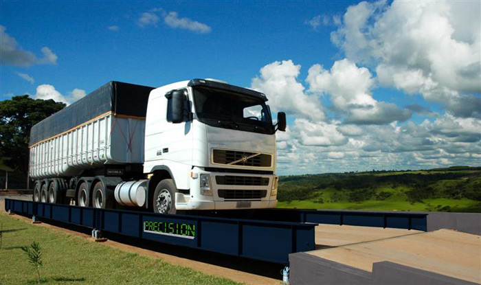 De acordo com o ministro da Infraestrutura, Tarcísio de Freitas, deve haver uma revisão nas normas de pesagem de caminhões. Segundo declaração
