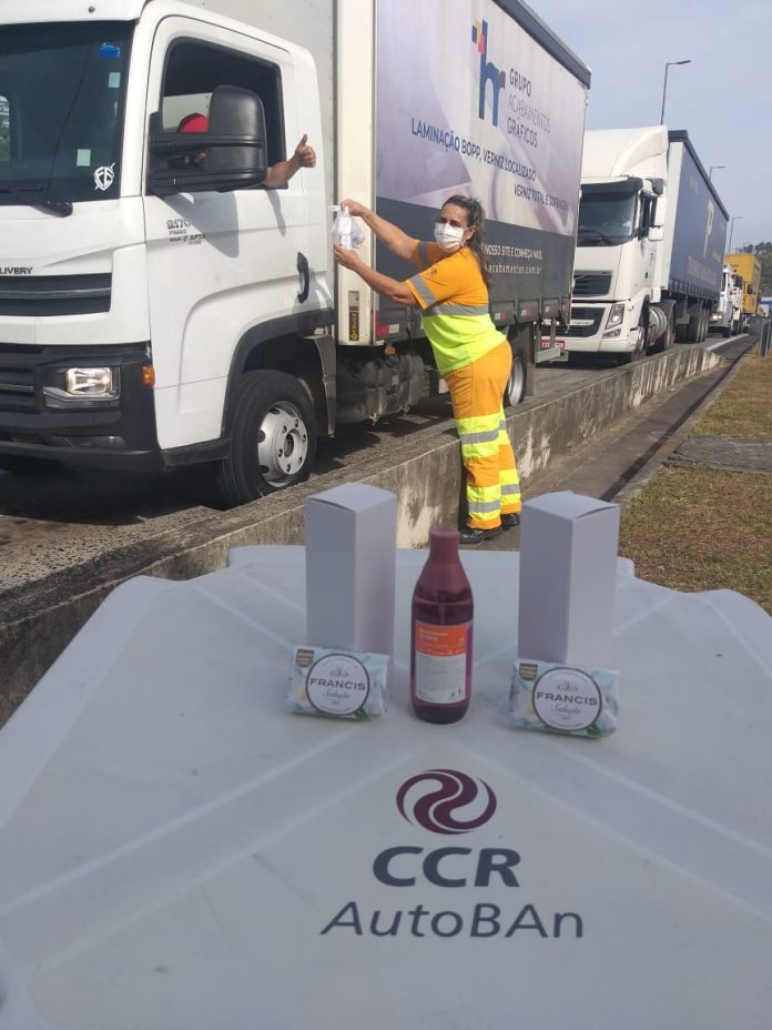 De hoje, 11, até quarta, 13, a CCR AutoBAn continuará a distribuição de kits de higiene para caminhoneiros que utilizam o Sistema Anhanguera-Bandeirantes