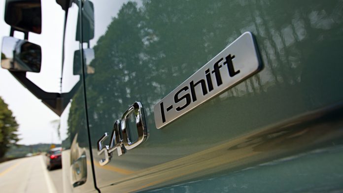 A fábrica brasileira da Volvo alcançou a produção de 100 mil unidades da I-Shift, a avançada caixa de câmbio que equipa caminhões