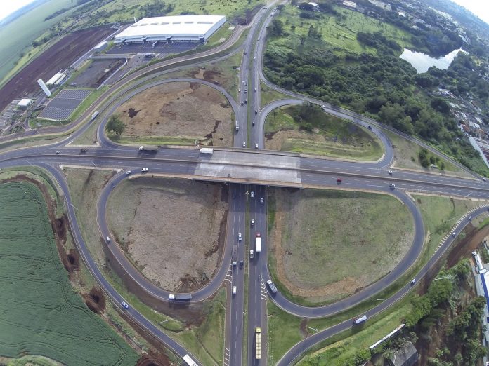 Concessionárias de rodovias brasileiras apostam em Inteligência Artificial (IA) para viagens mais seguras e confortáveis.