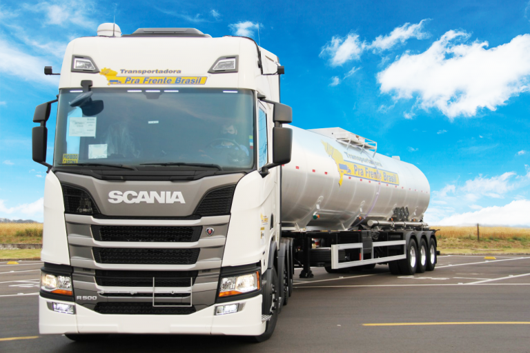 A Scania anuncia a comercialização de um lote de 92 caminhões para o Grupo Pra Frente Brasil, com sede em Cascavel (PR). Assim, os novos veículos