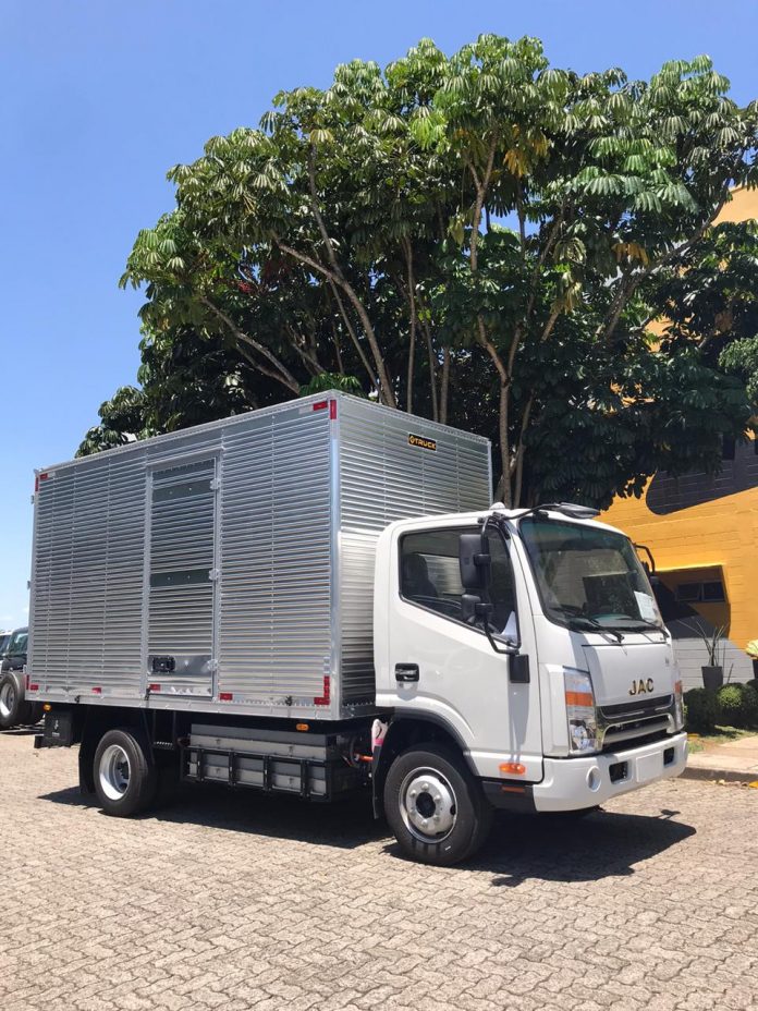 A 4TRUCK acaba de fechar uma parceria com a TB Serviços, tornando-se pioneira na implementação do caminhão iVE 1200T. Esse é o